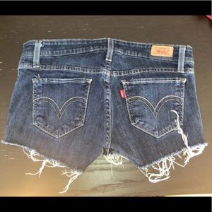 levi low waisted shorts